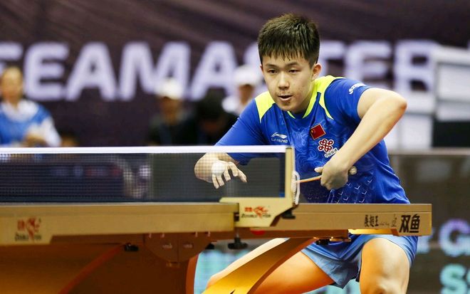 她的发球变 她的发球变